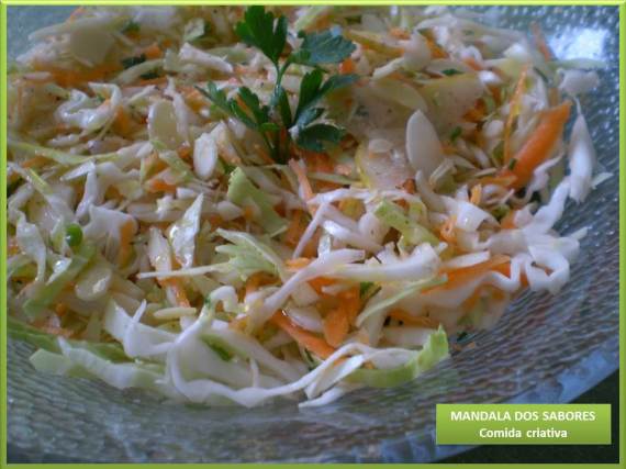 Salada repolho e amendoas